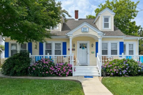Cottage with Yard in Dtwn Chincoteague!